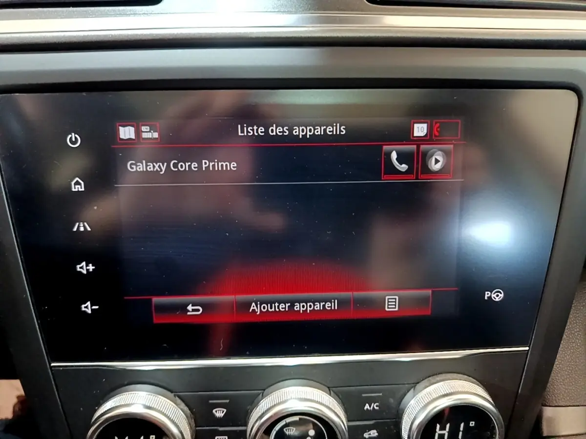 Écran tactile central du Renault Kadjar SL Black Edition rouge, affichant la liste des appareils Bluetooth connectés.