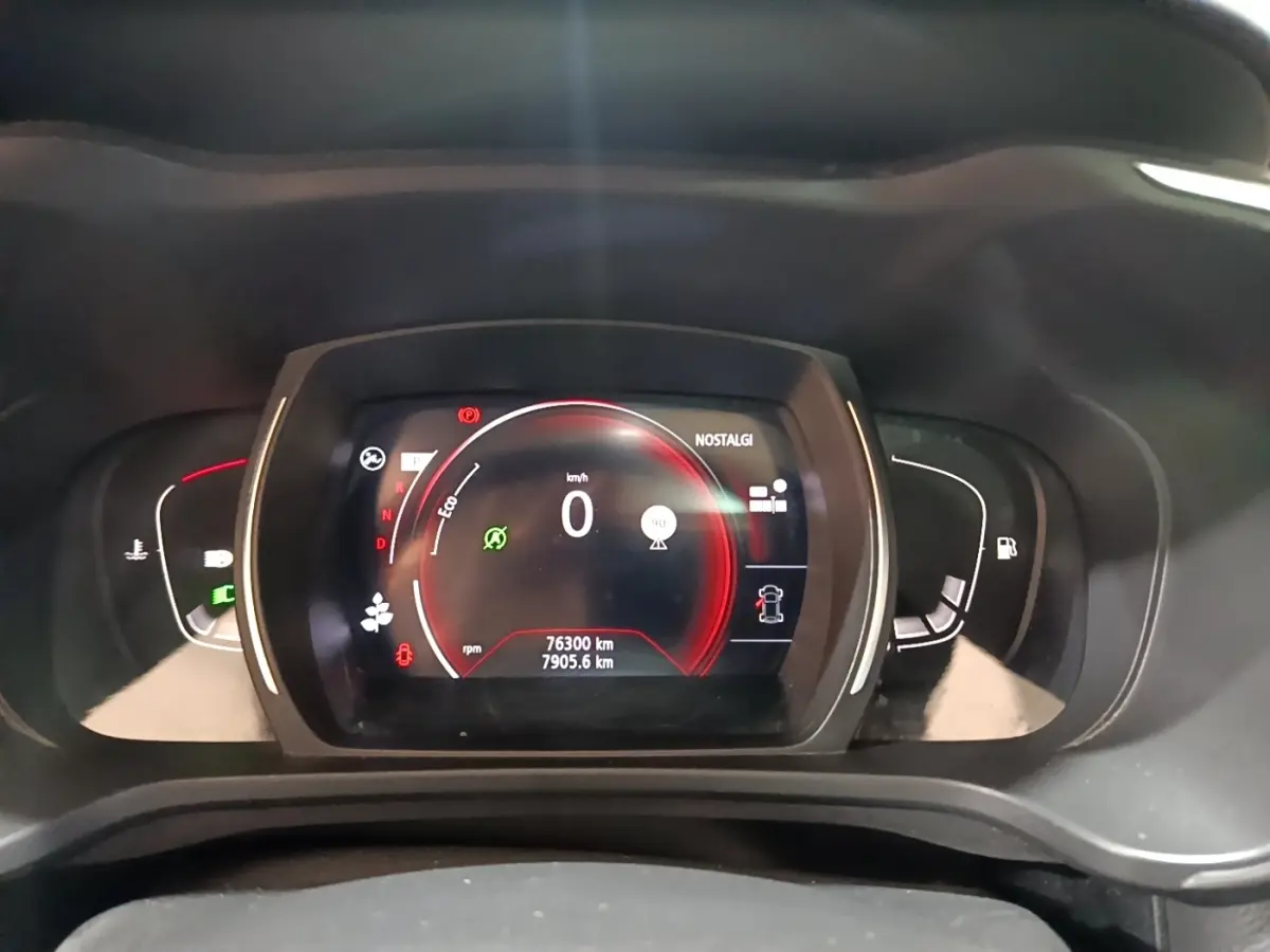 Vue rapprochée du tableau de bord numérique du Renault Kadjar SL Black Edition rouge, affichant la vitesse à 0 km/h.