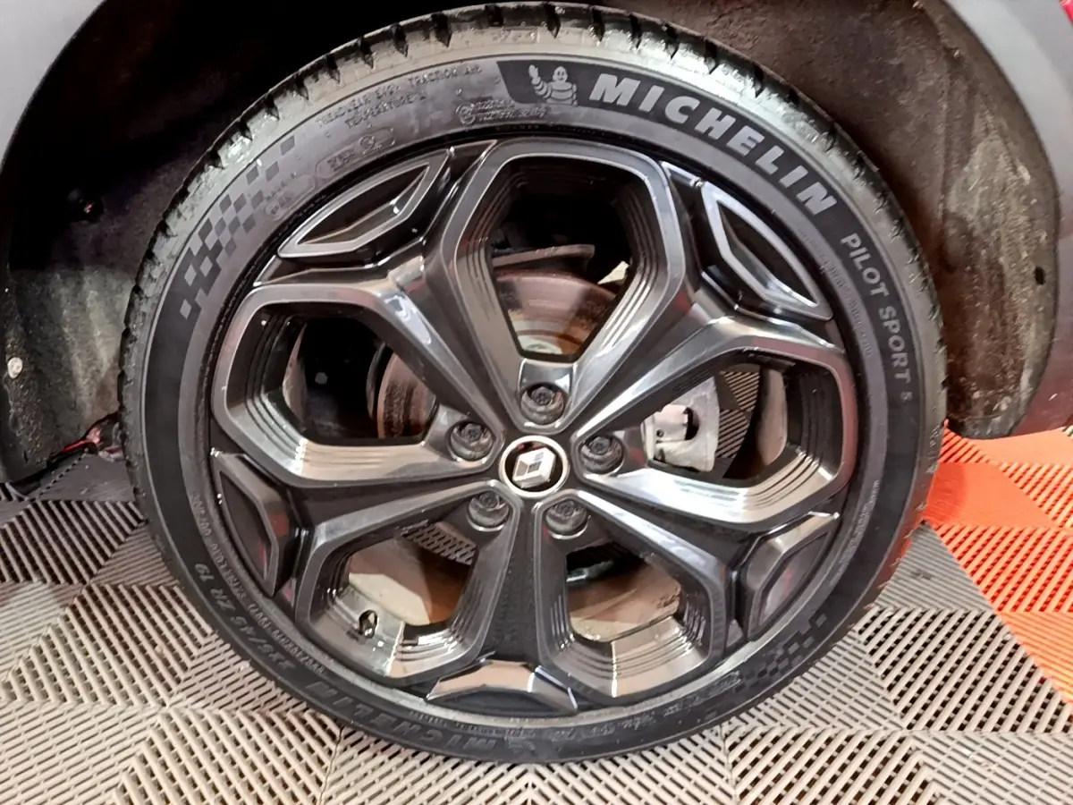 Gros plan sur la roue avant droite du Renault Kadjar rouge, jante alliage noire et pneu Michelin Pilot Sport.
