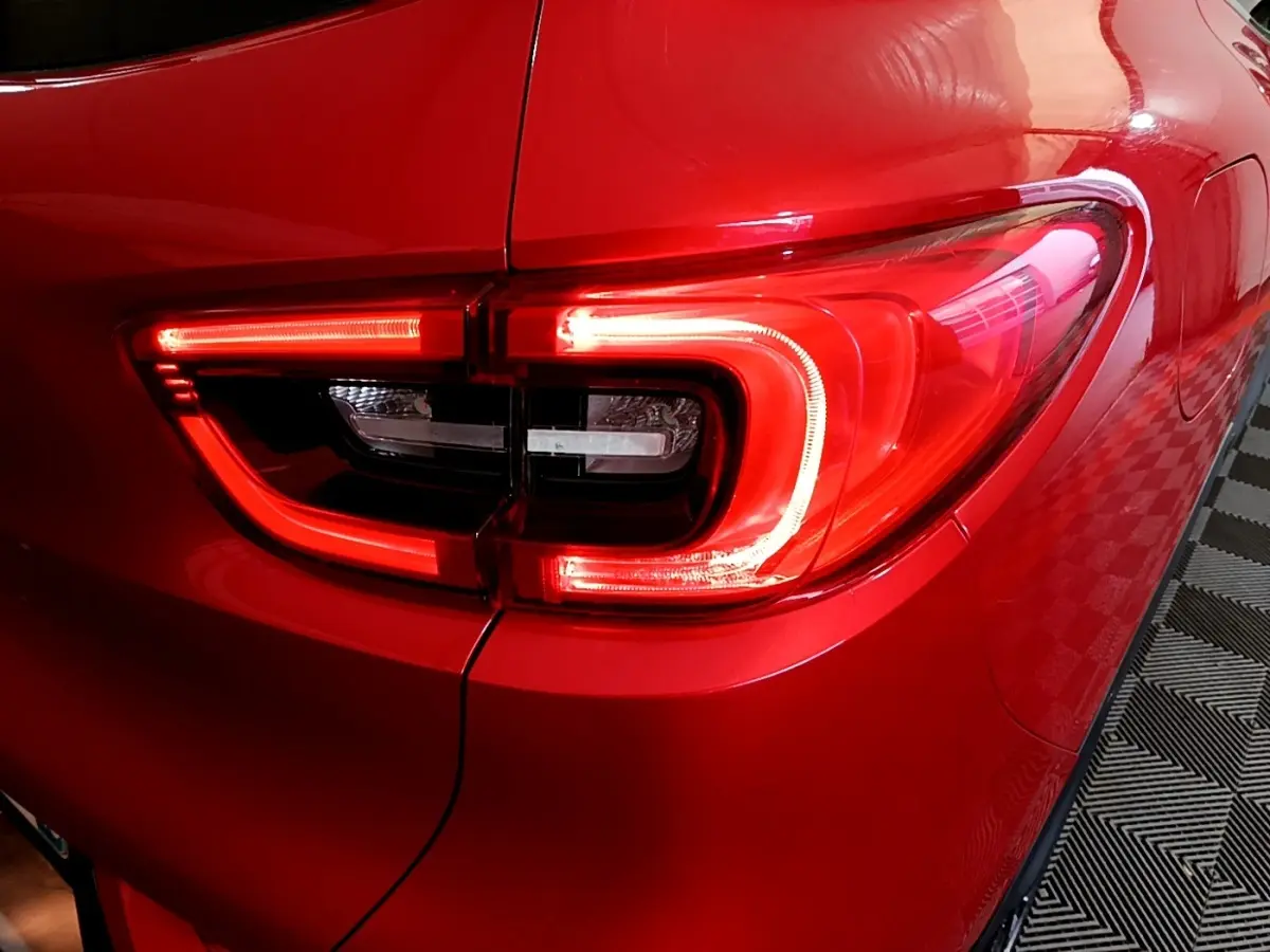 Gros plan sur le feu arrière droit rouge vif du Renault Kadjar SL Black Edition 2019, détail du coffre et carrosserie.