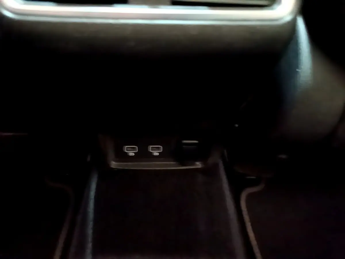 Vue rapprochée des ports USB et prise 12V noirs dans l’habitacle du Renault Kadjar rouge 2019.