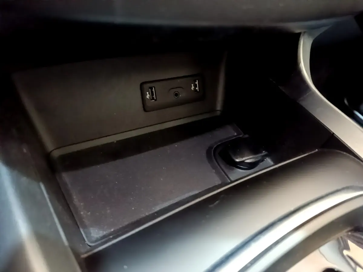 Gros plan sur la console centrale noire du Renault Kadjar SL Black Edition, avec ports USB et prise 12V visibles.