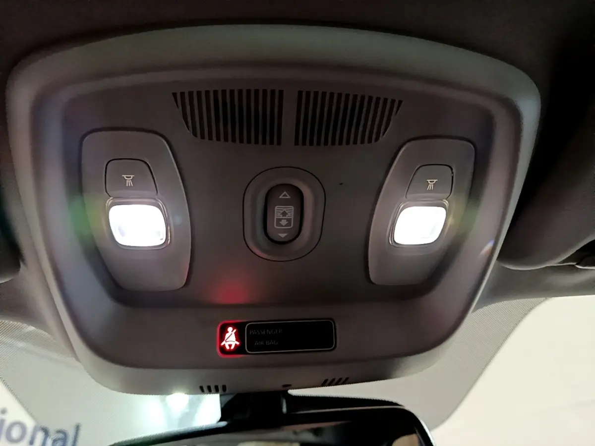 Vue intérieure du plafonnier avec éclairages de lecture allumés et témoin de ceinture passager rouge du Renault Kadjar rouge 2019.