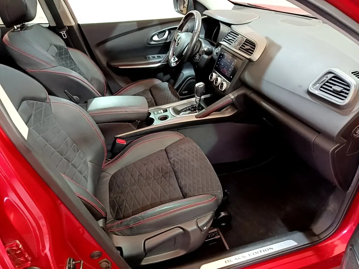 Vue intérieure côté conducteur du Renault Kadjar SL Black Edition rouge, sièges noirs avec surpiqûres rouges et tableau de bord moderne.