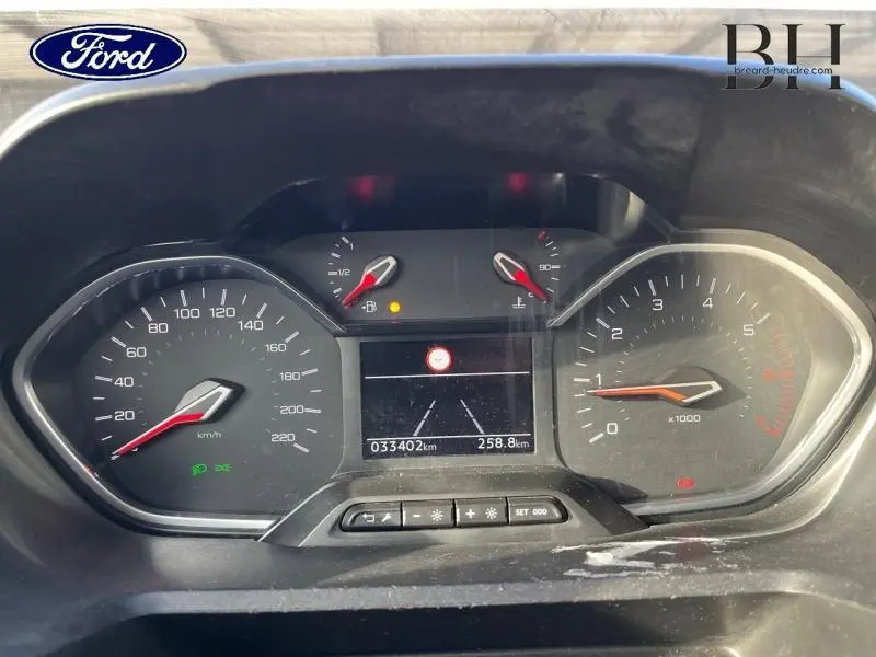 Vue rapprochée du tableau de bord du Peugeot Rifter blanc, affichant compteur de vitesse et compte-tours.