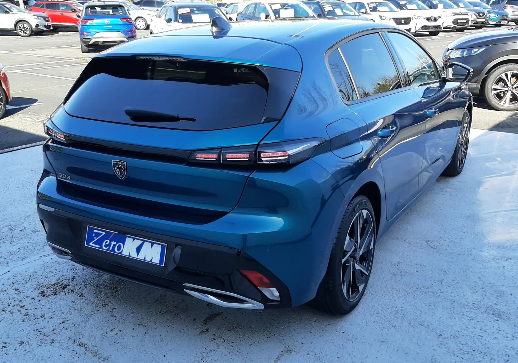 Peugeot 308 Bleu Obsession vue 3/4 arrière droit, avec feux arrière LED et jantes alliage noires.