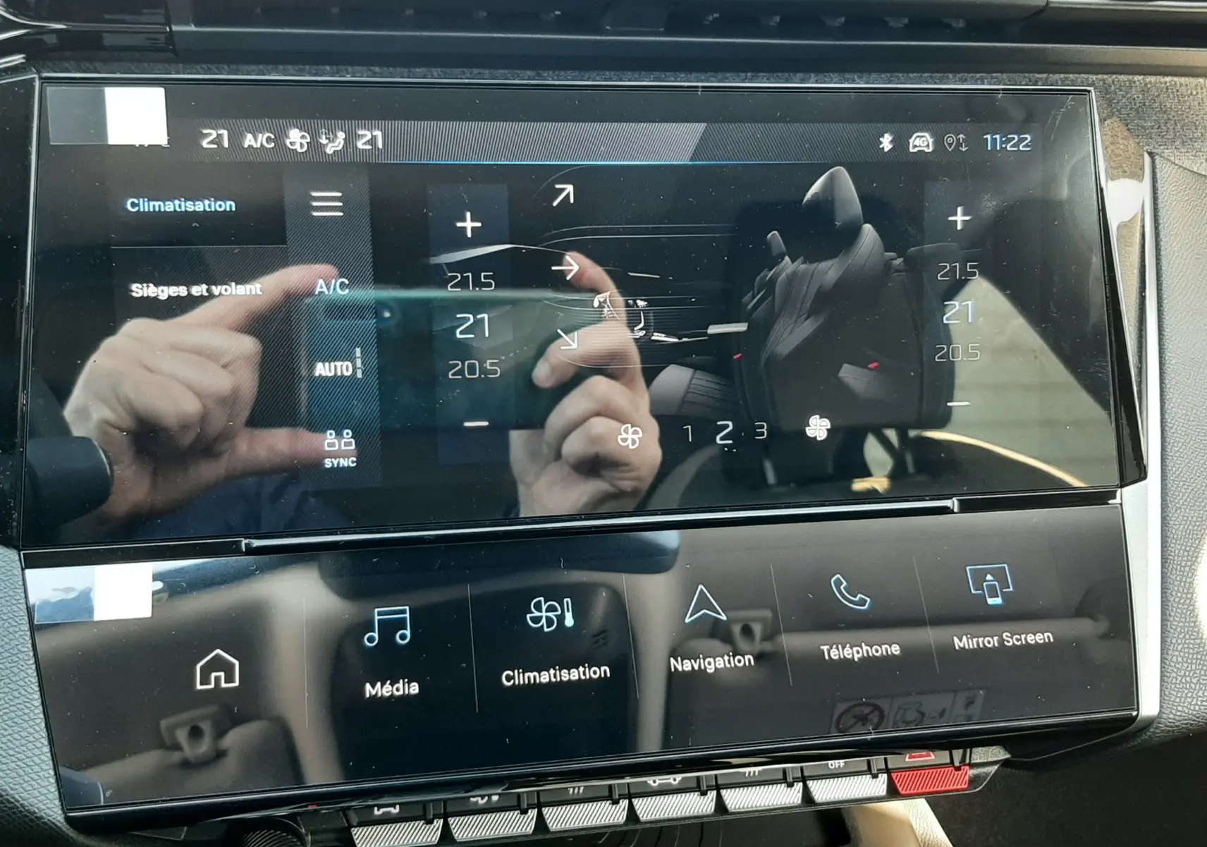 Écran tactile central de la Peugeot 308 Bleu Obsession, affichant les réglages de climatisation et les options multimédia.