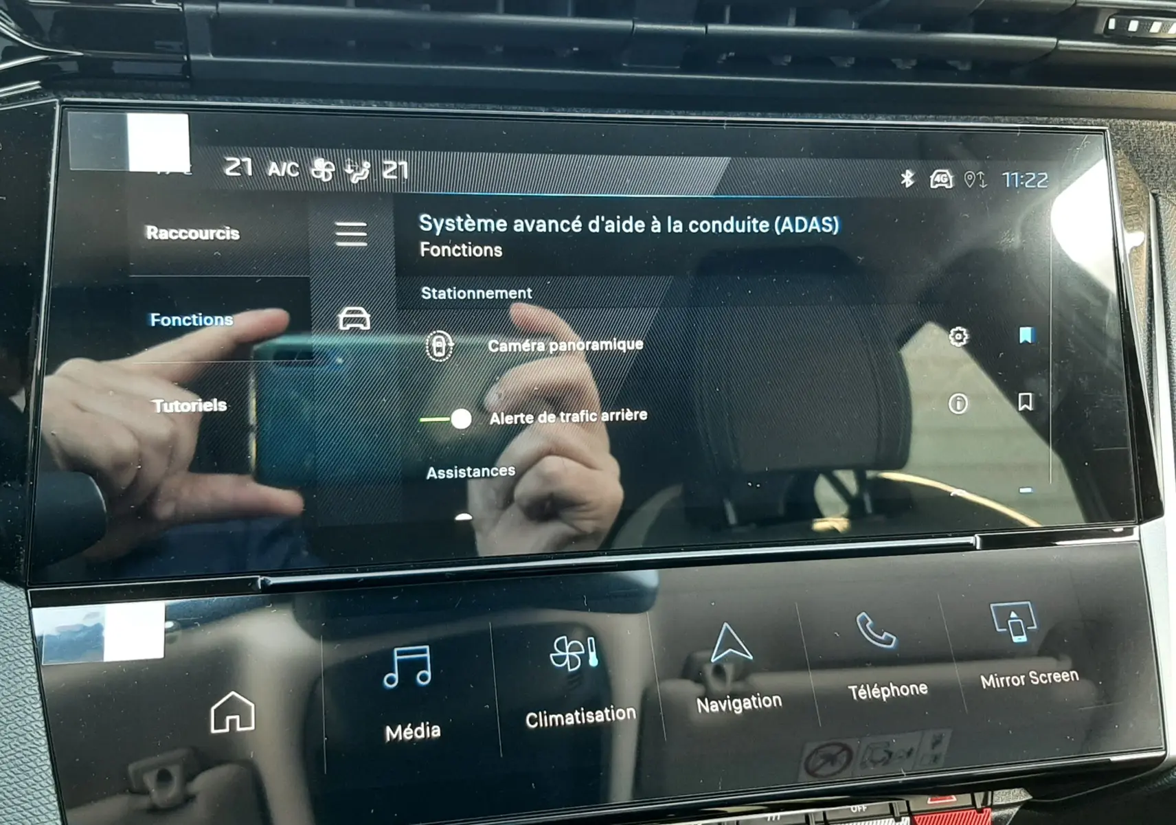 Écran tactile du système d’aide à la conduite dans l’habitacle d’une Peugeot 308 Bleu Obsession, affichage des fonctions ADAS.