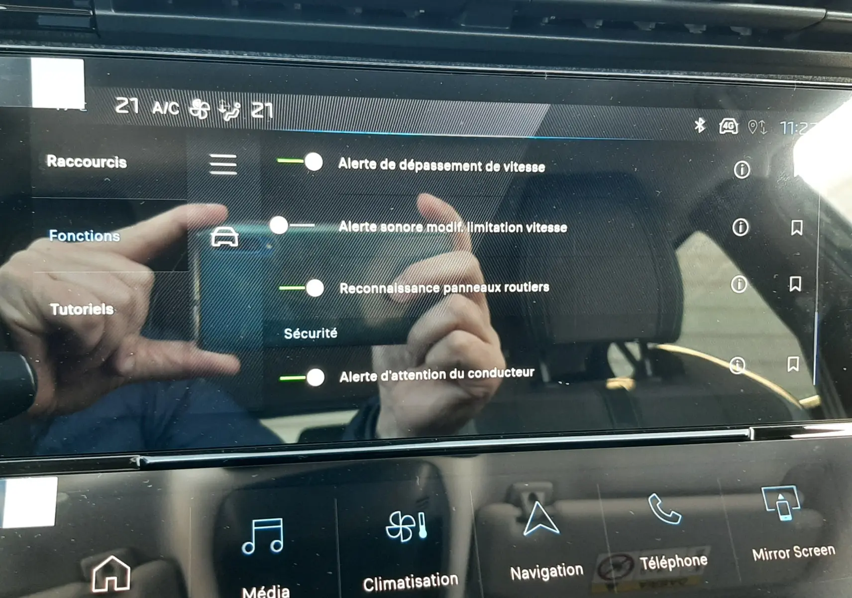 Écran tactile central de la Peugeot 308 Bleu Obsession 2025 affichant les alertes de sécurité et options multimédia.