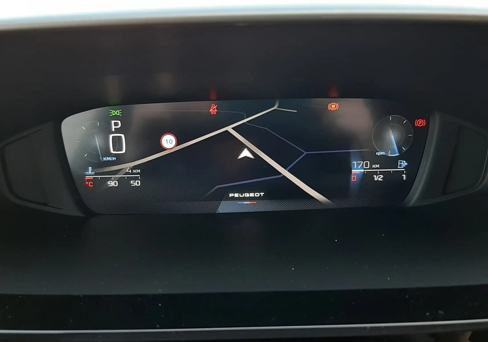 Tableau de bord numérique de la Peugeot 308 2025 affichant la navigation et les indicateurs de vitesse et carburant.