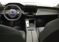 Intérieur avant de la Peugeot 308 2025 Bleu Obsession, vue du tableau de bord et volant multifonction avec écran tactile central.