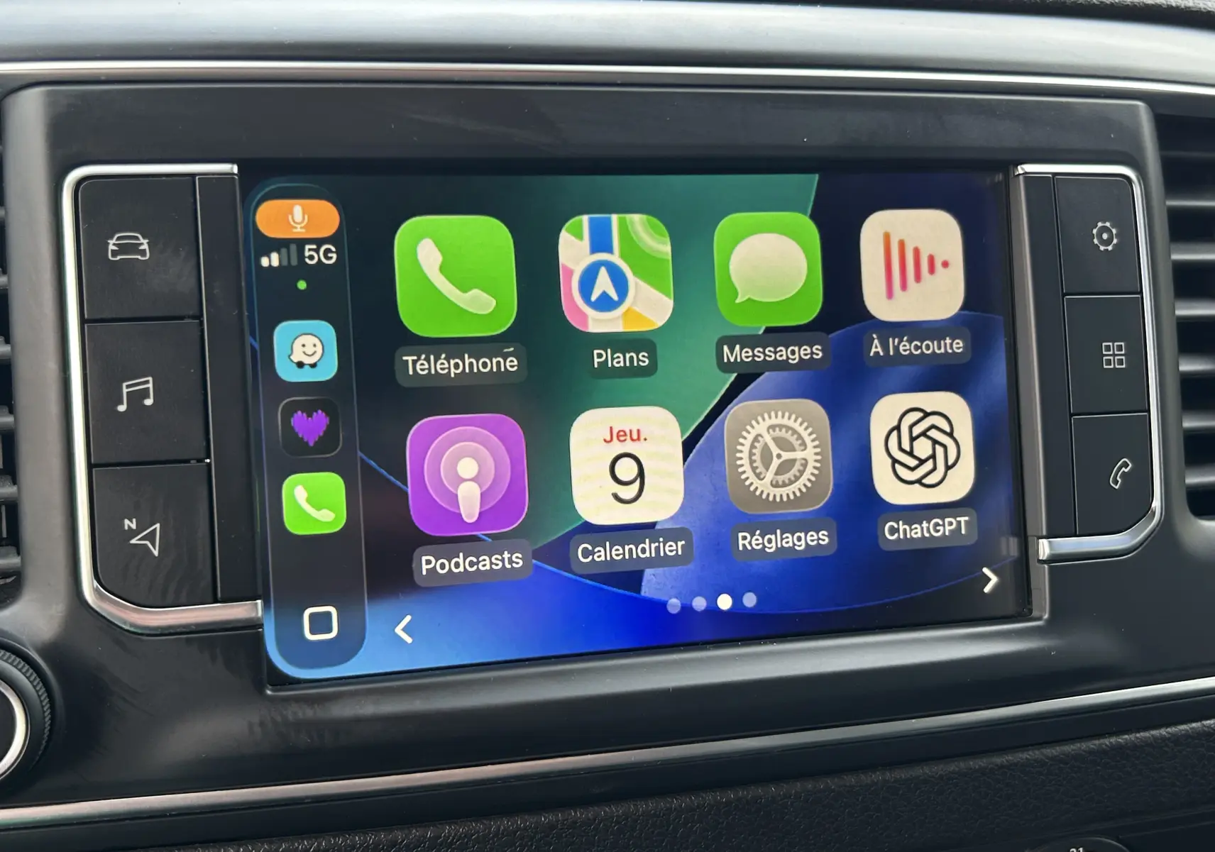 Écran tactile central de l’Opel Vivaro Combi noir, affichant interface Apple CarPlay avec applications colorées.