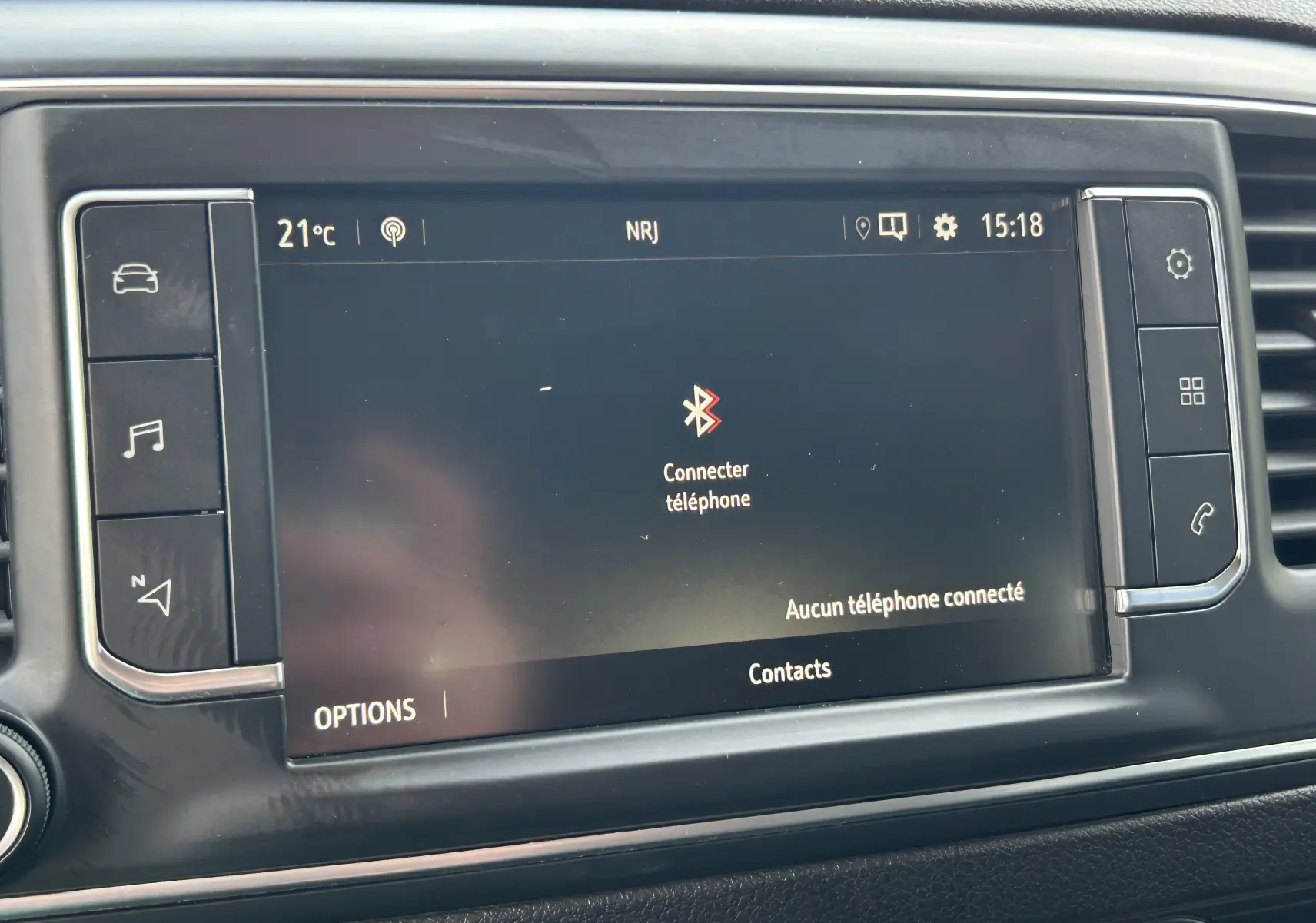 Écran tactile central de l’Opel Vivaro Combi noir, affichant la connexion Bluetooth et les options multimédia.