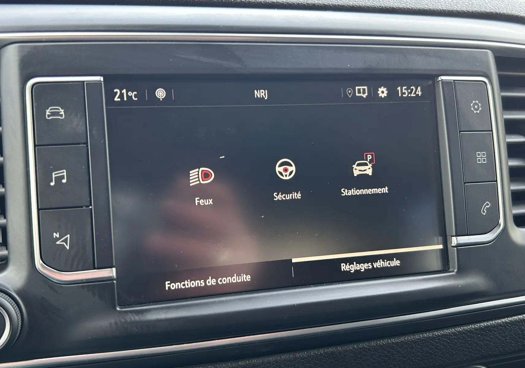 Écran tactile central du tableau de bord de l'Opel Vivaro Combi noir, affichant les options Feux, Sécurité et Stationnement.