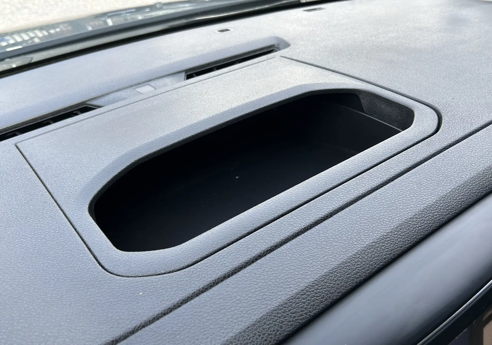 Détail du rangement ouvert sur le tableau de bord noir de l'Opel Vivaro Combi Zafira Life L3 2022.