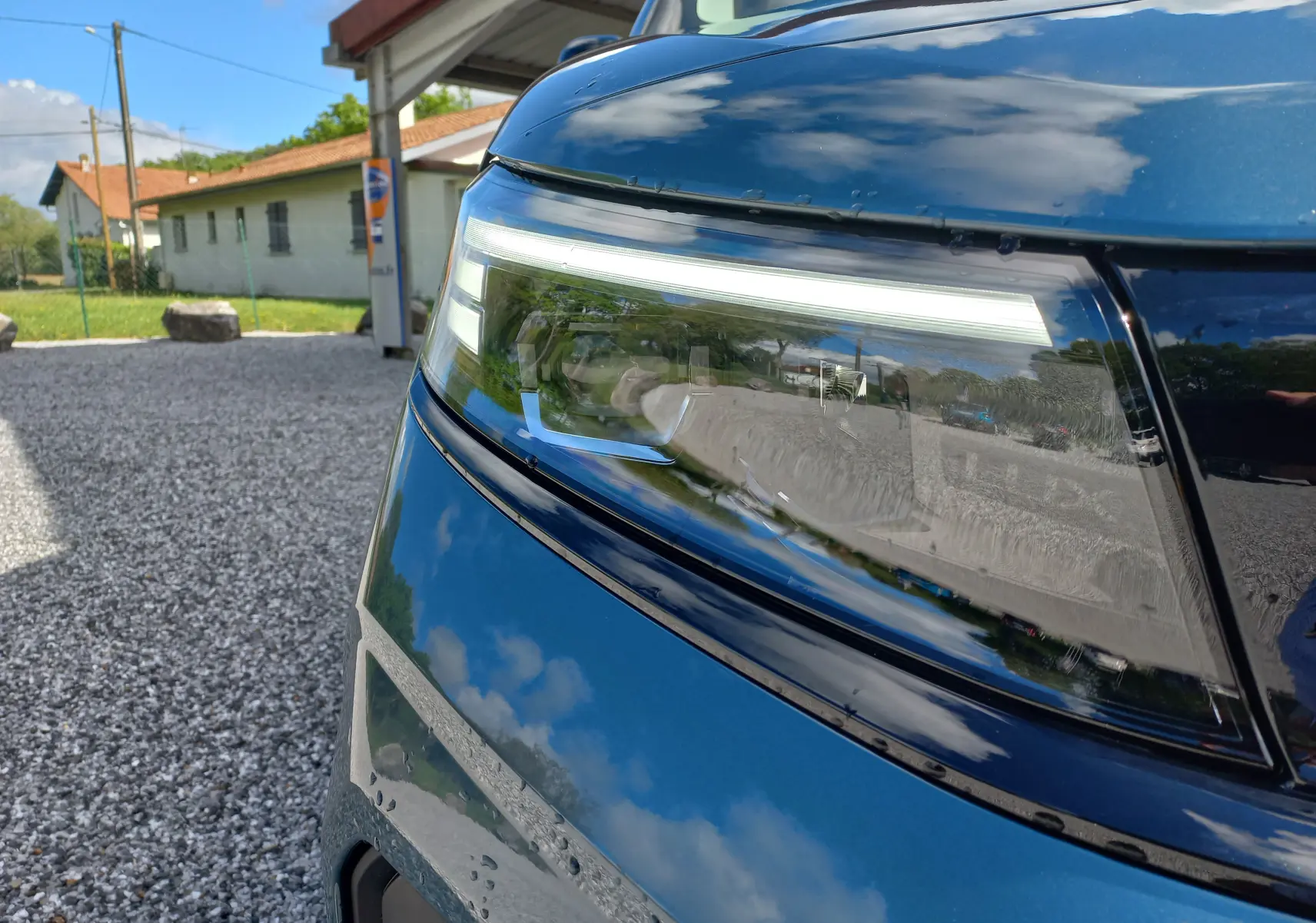 Gros plan sur le phare avant droit bleu kiama de l’Opel Combo Life 2025, soulignant ses lignes modernes et nettes.