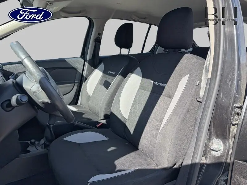 Vue intérieure côté conducteur de la Dacia Sandero Stepway 2016 avec sièges noirs et gris marqués Stepway.