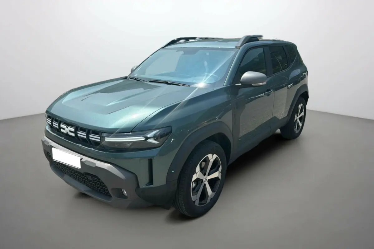 Dacia Duster HEV 140 Journey Plus vert cèdre en 3/4 avant droit avec jantes alu 18 pouces et barres de toit.