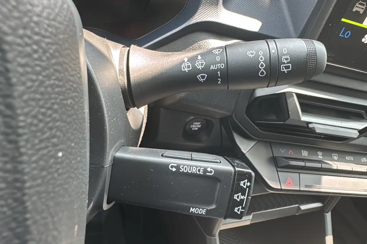 Gros plan sur la commande de régulation audio et le commodo d’essuie-glace dans l’habitacle du Dacia Duster 2025.