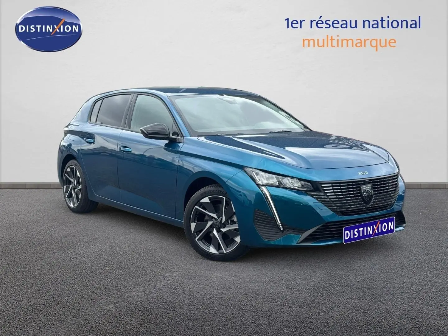 Peugeot 308 bleu en 3/4 avant droit, mettant en valeur sa calandre noire et ses jantes alliage distinctives.