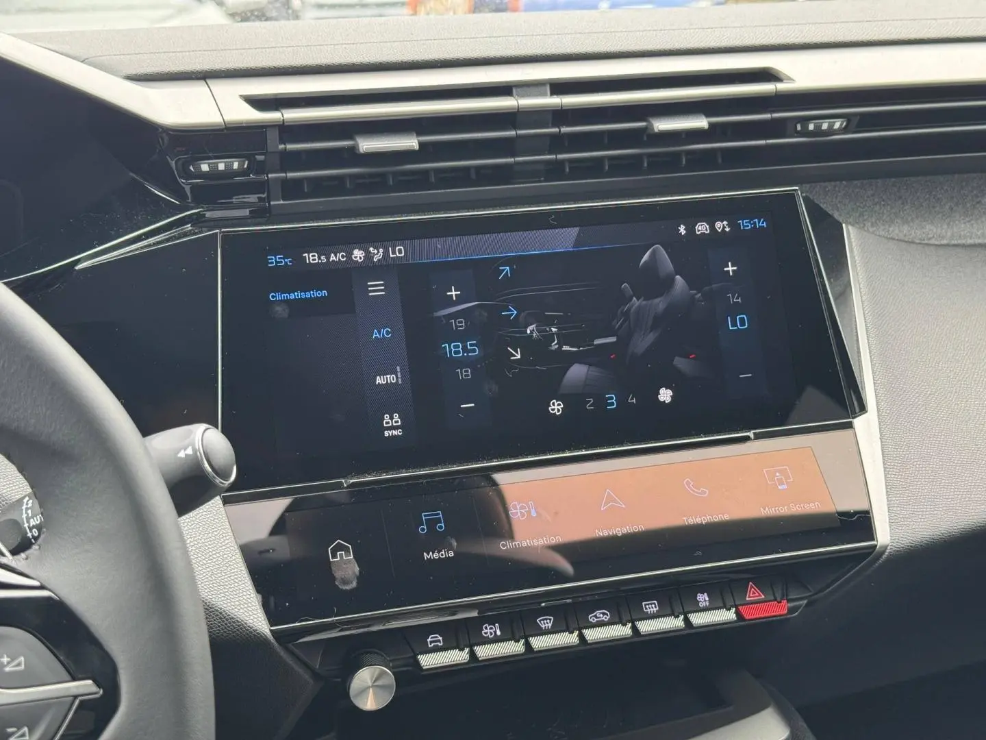 Vue rapprochée de l’écran tactile central et du volant noir dans l’habitacle moderne de la Peugeot 308 2025.