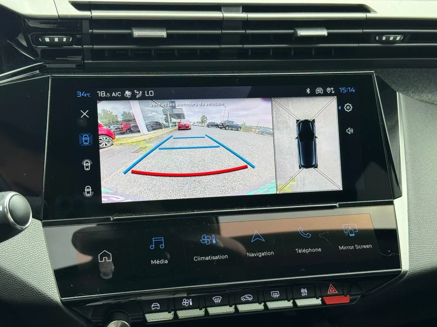 Écran tactile intérieur montrant la caméra de recul et l'affichage 360° dans une Peugeot 308 bleu hybride.