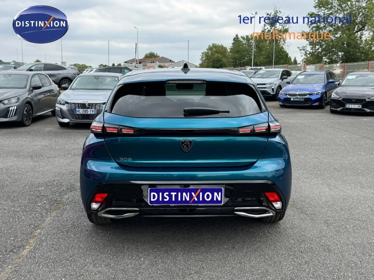 Vue arrière d'une Peugeot 308 bleu Obsession 2025, avec feux arrière LED et double sortie d'échappement chromée.