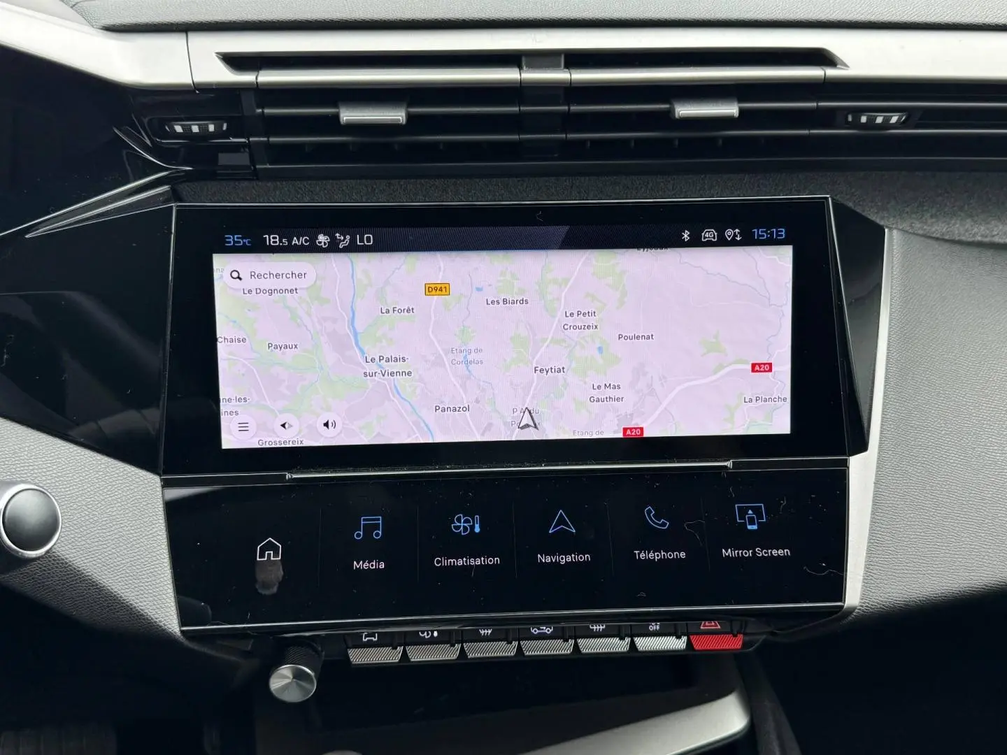 Écran tactile central affichant la navigation dans l’habitacle moderne d’une Peugeot 308 bleu 2025.