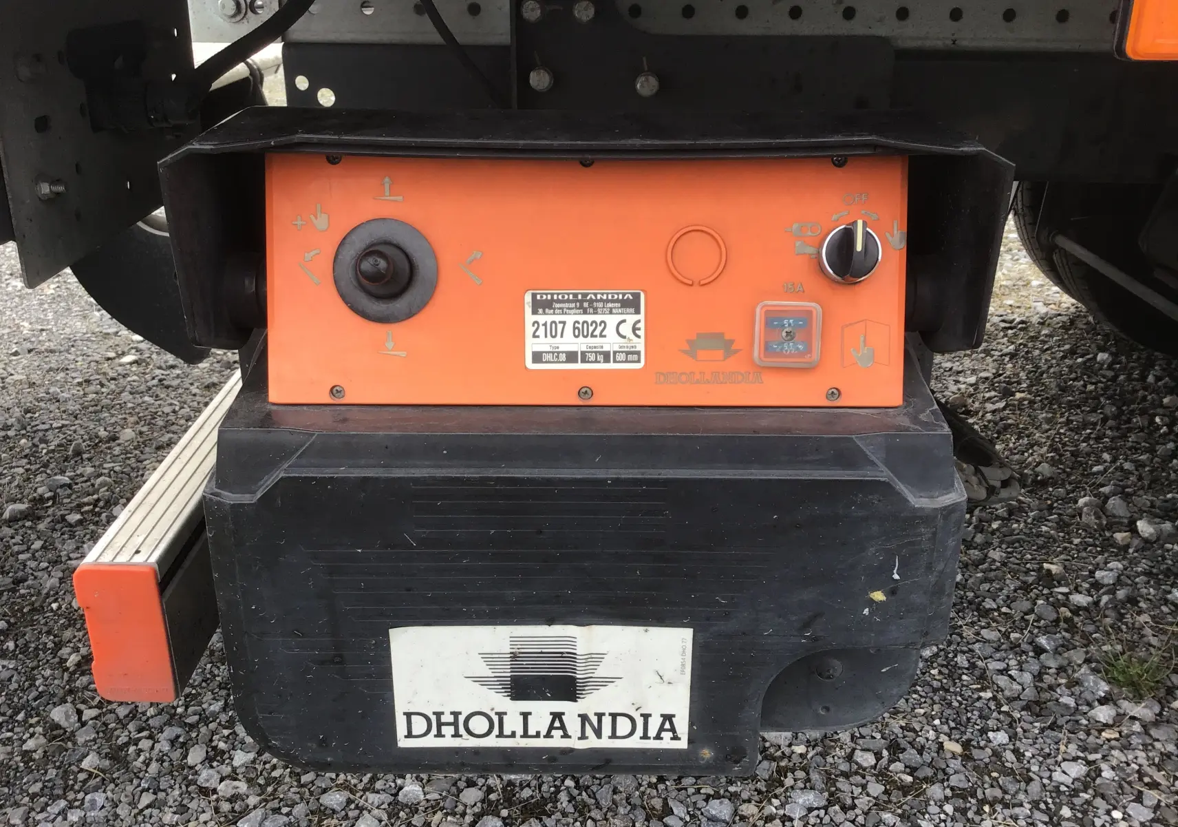 Gros plan sur la commande orange du hayon Dhollandia sous la caisse blanche de l'Iveco Daily Châssis Cabine 2022.