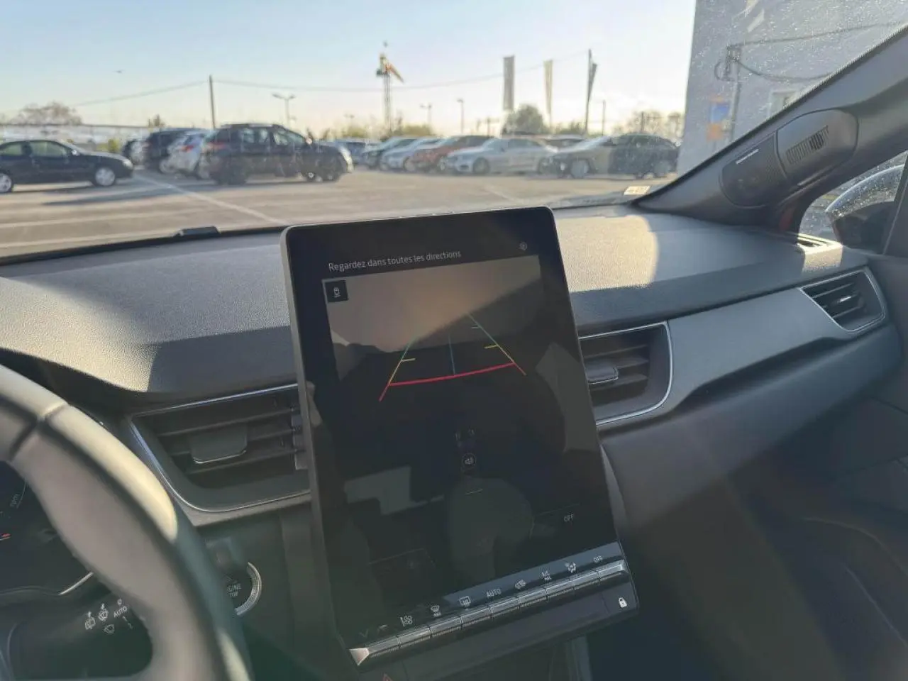 Vue intérieure de la console centrale du Renault Captur II avec écran tactile affichant la caméra de recul.