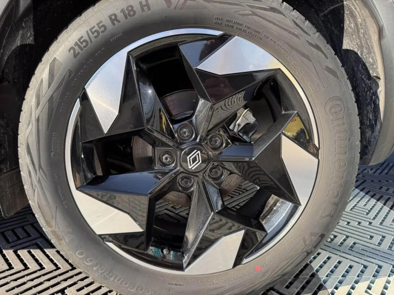 Gros plan sur la jante aluminium 18 pouces bicolore noire et argentée du Renault Captur II 2025 Rouge Flamme.