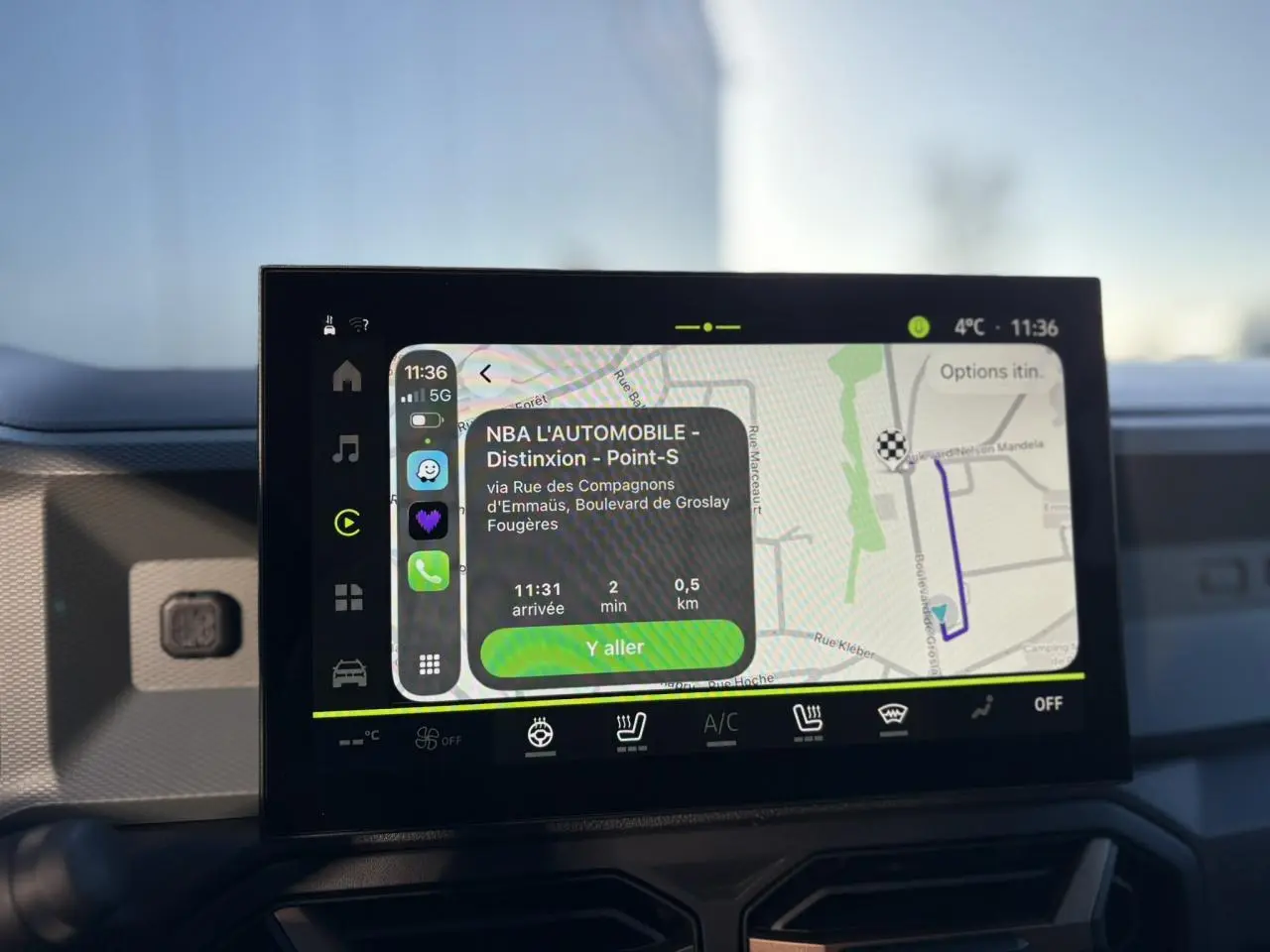 Écran tactile 10 pouces du Dacia Duster gris schiste, affichant la navigation GPS avec interface moderne.