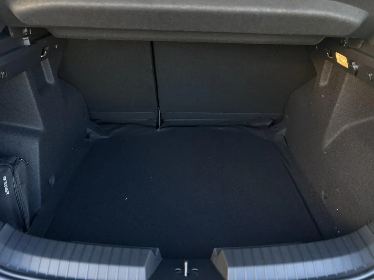 Coffre vide vu de face, intérieur noir avec revêtement tissu, sans objet ni accessoire visible.