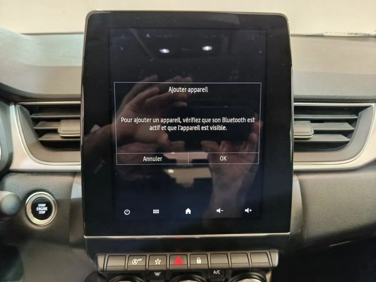 Écran tactile central affichant la connexion Bluetooth dans le tableau de bord gris du Renault Captur techno TCe 90 2024