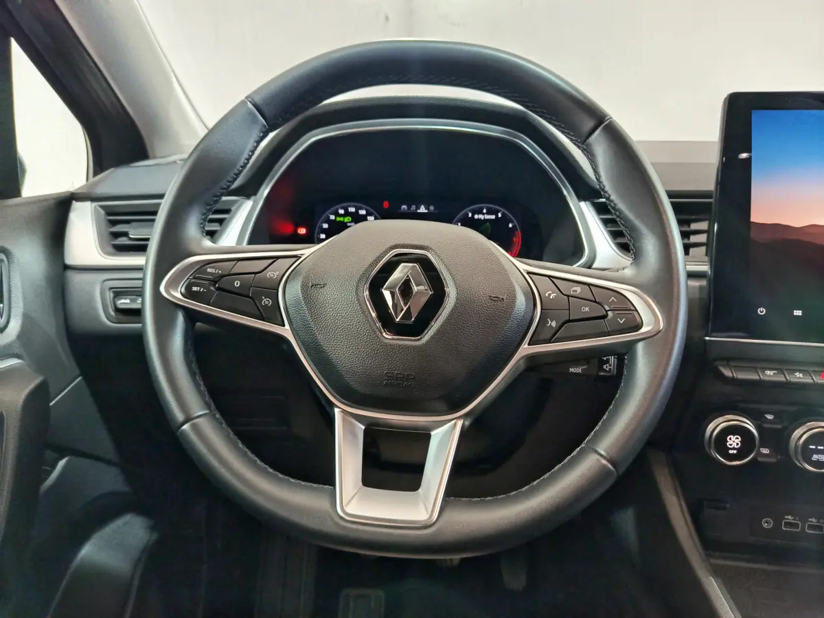 Volant noir de Renault Captur 2024 techno TCe 90 avec commandes intégrées et tableau de bord numérique visible