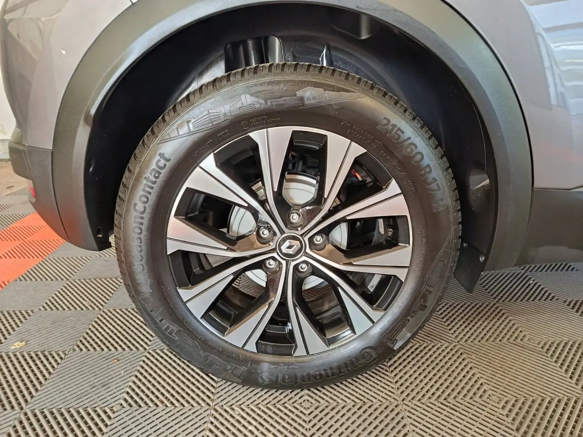 Gros plan sur la roue avant droite du Renault Captur gris foncé 2024 avec jante alliage au design moderne.