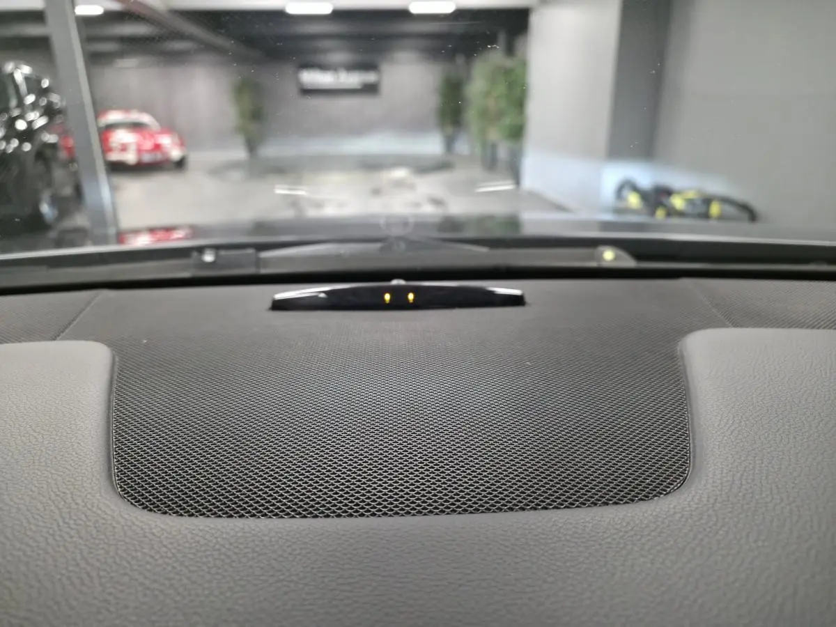 Vue intérieure du tableau de bord gris foncé de la Mercedes Classe CLS 250 CDI avec haut-parleur intégré au centre.