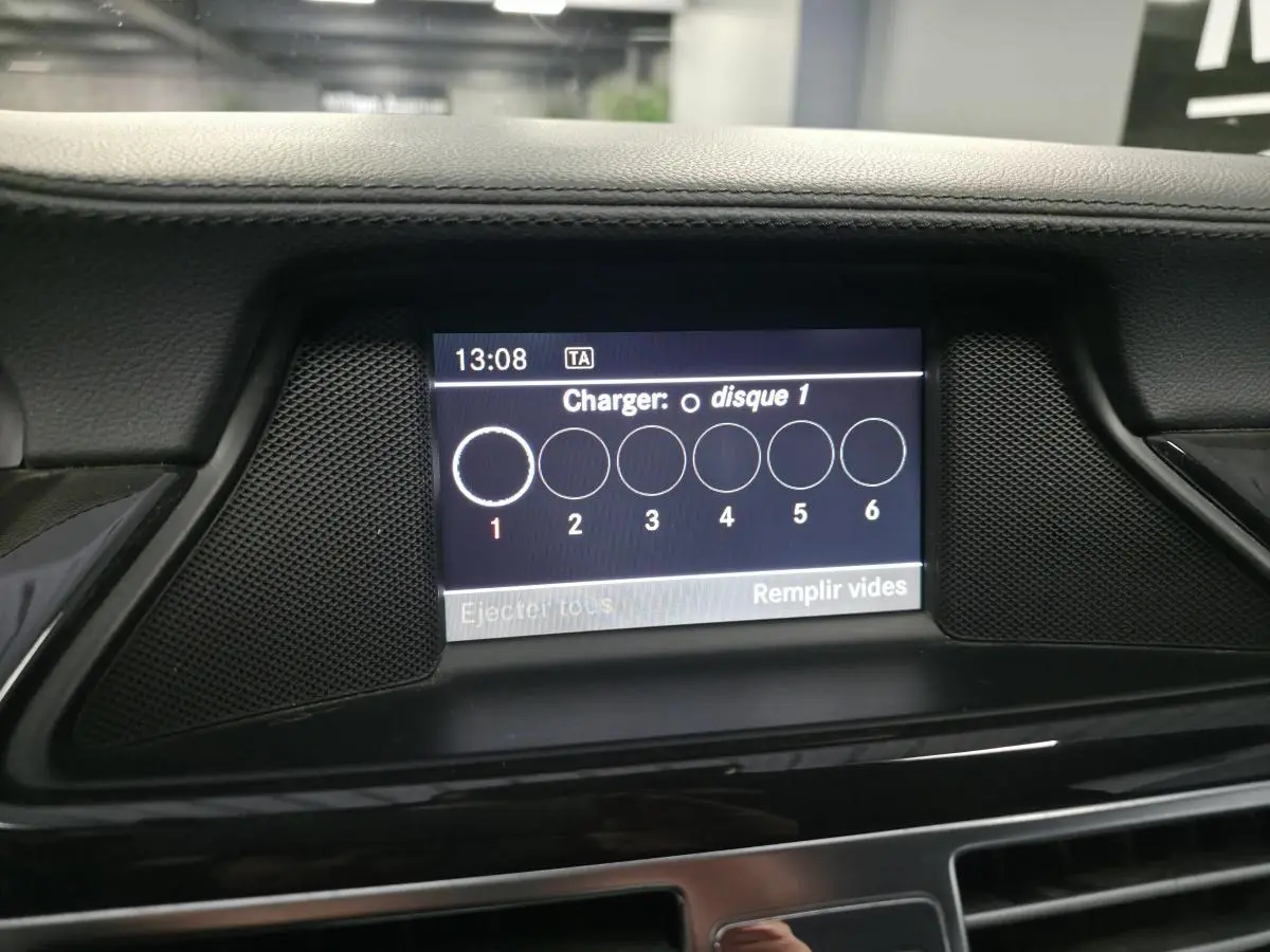 Écran central du système audio de la Mercedes Classe CLS 250 CDI, affichant la sélection du disque 1.