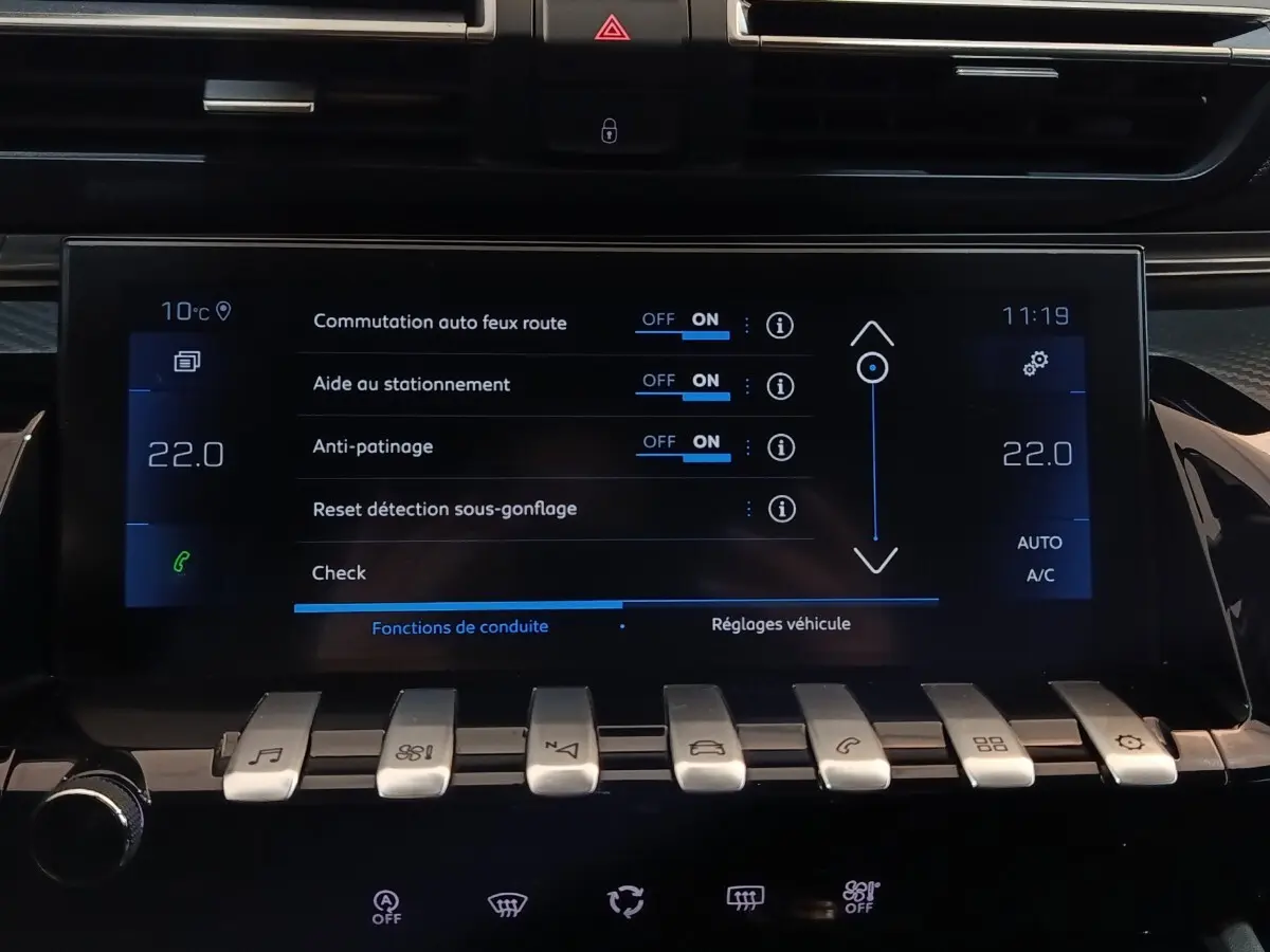Écran tactile central affichant les réglages de conduite sur Peugeot 508 gris clair, vue intérieure frontale.