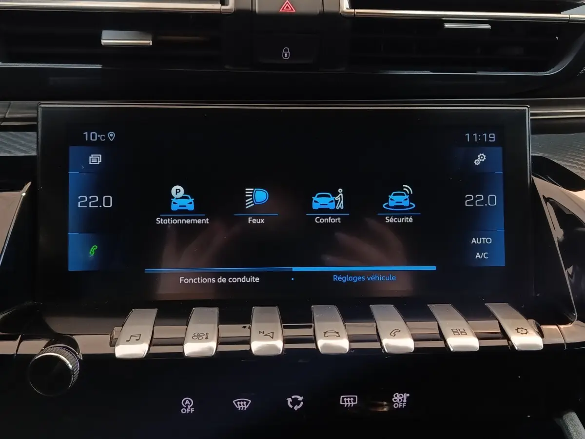 Écran tactile central du tableau de bord de la Peugeot 508 gris clair, affichant les réglages de conduite.