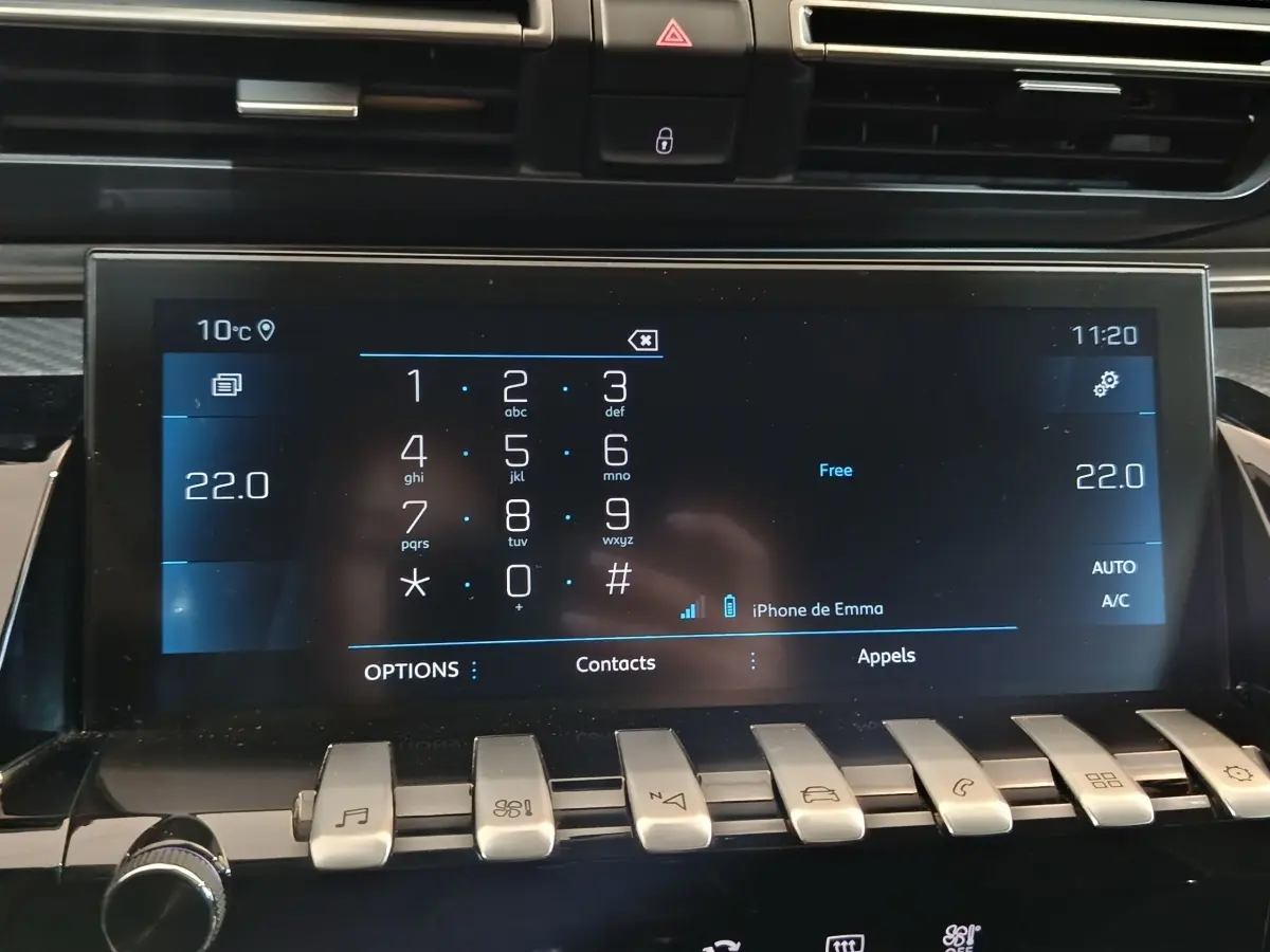 Écran tactile central de la Peugeot 508 gris clair, affichant le menu appels et la température à 22°C.