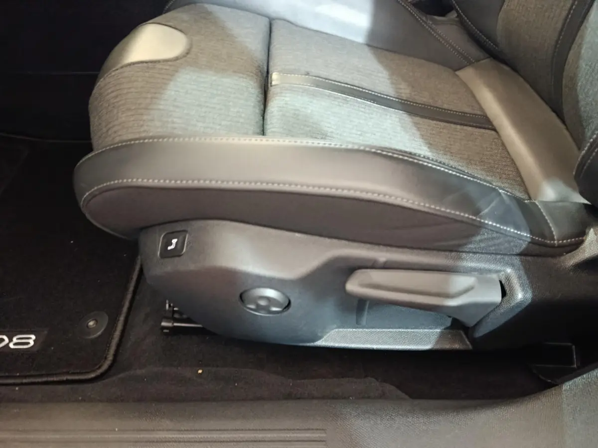 Gros plan sur le siège avant droit gris clair de la Peugeot 508 2020 avec commandes manuelles et bouton de réglage électrique.