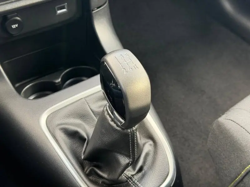 Le levier de vitesses manuel de la Citroën C3 2023 en gros plan, avec soufflet en cuir noir et coutures apparentes.