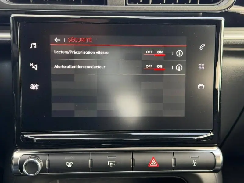 Écran tactile central de la Citroën C3 2023 affichant les réglages de sécurité, avec boutons de commande en dessous.