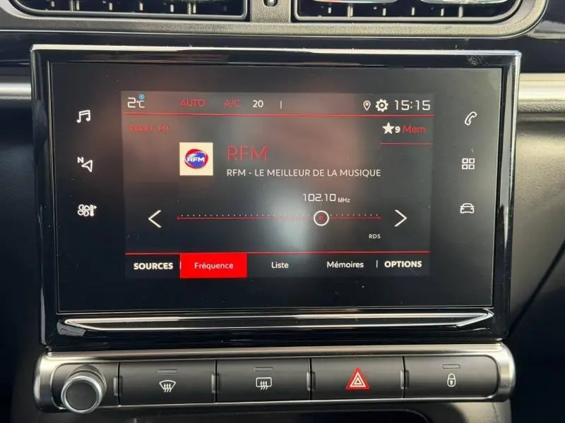 Écran tactile central de la Citroën C3 2023 affichant la radio FM sur fréquence 102,1 MHz, avec commandes climatisation en dessous.