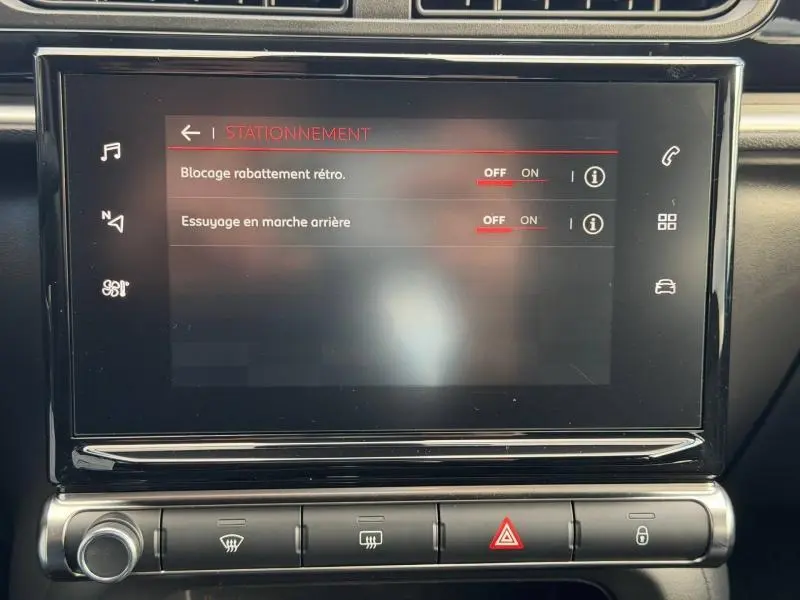 Écran tactile central de la Citroën C3 2023 affichant les réglages de stationnement, avec tableau de bord noir brillant.