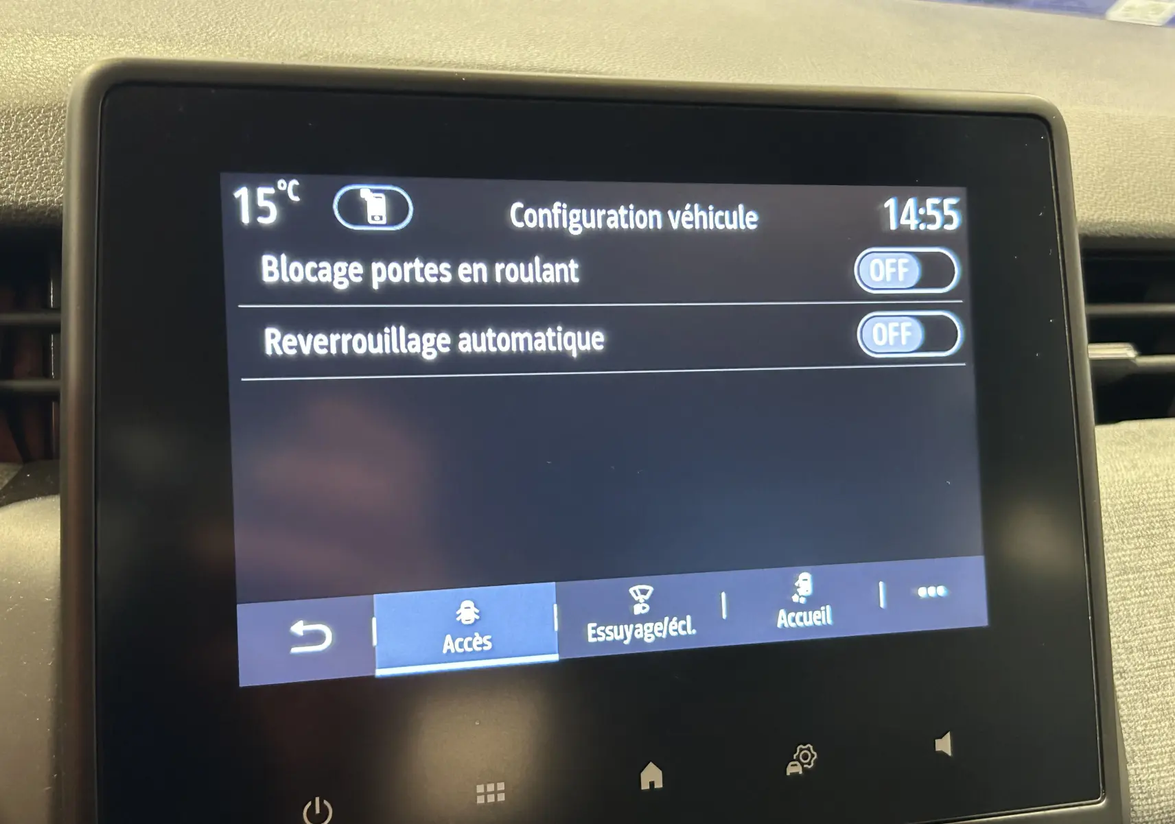 Écran tactile central de la Renault Clio V blanc montrant les options de configuration véhicule, vue de face en intérieur.