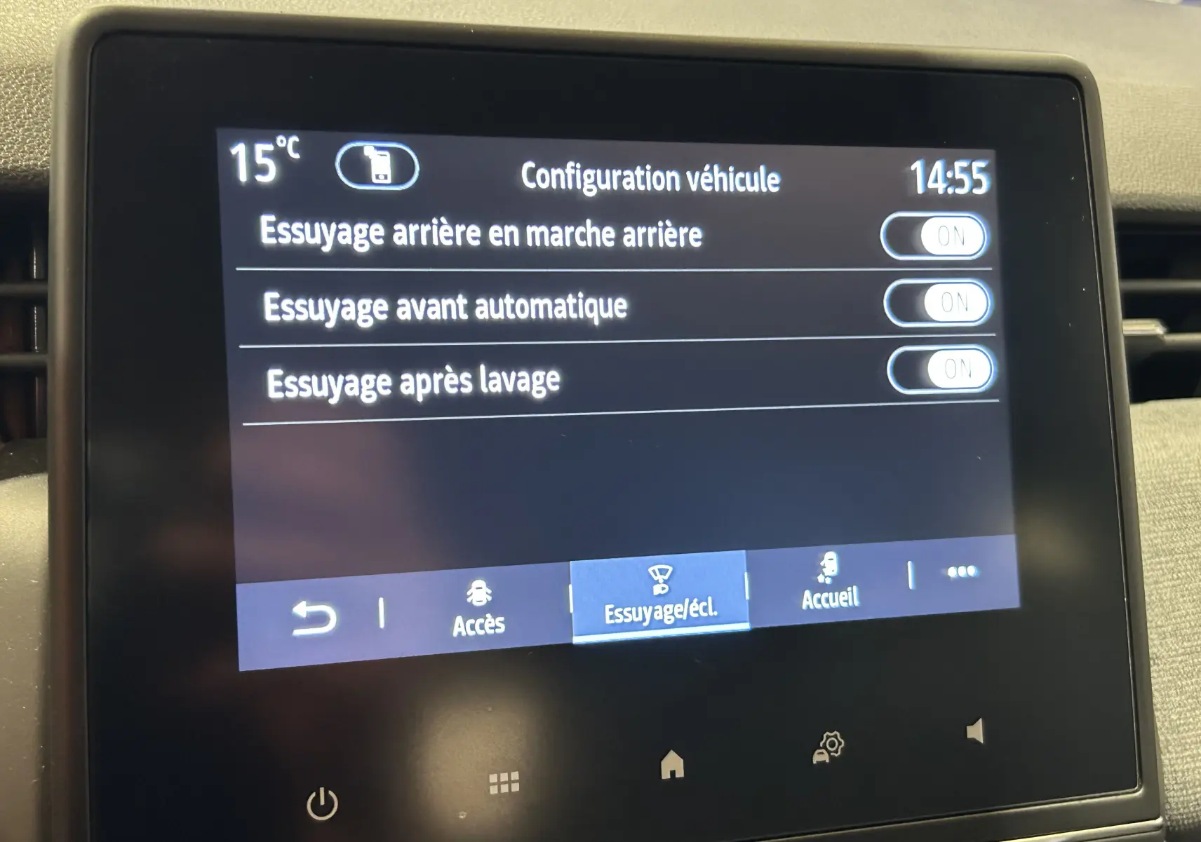 Écran tactile intérieur de la Renault Clio V blanc montrant les réglages d’essuyage automatique et arrière.