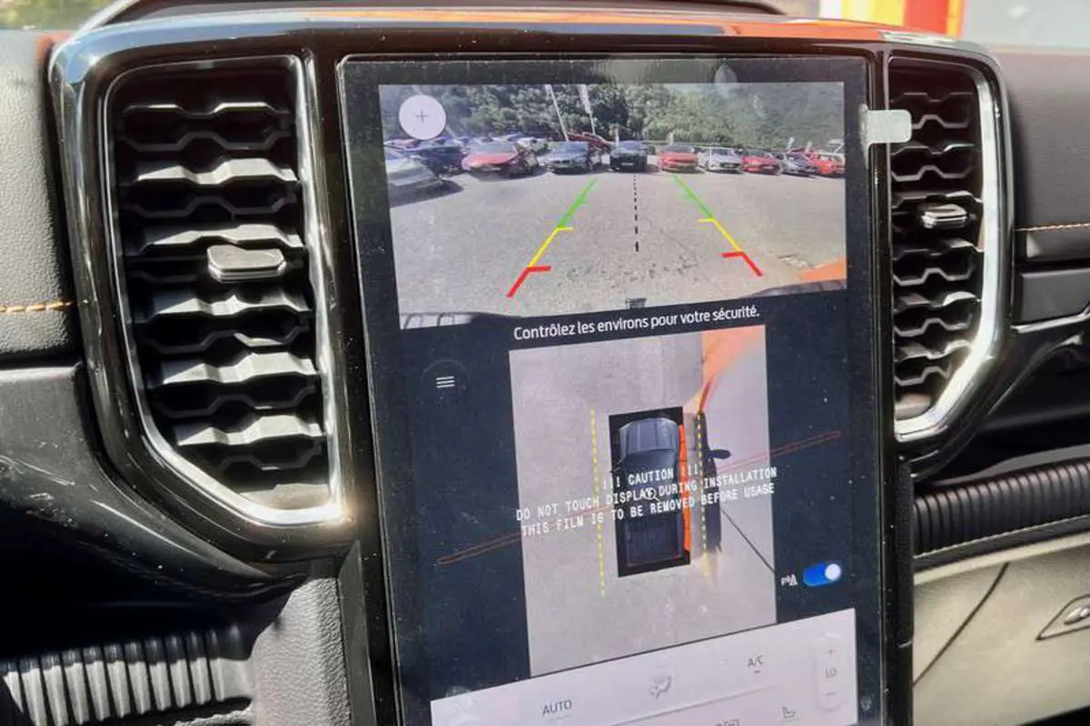 Vue rapprochée de l’écran tactile central du Ford Ranger Wildtrak 2025 affichant la caméra de recul et la vue 360° intérieure.