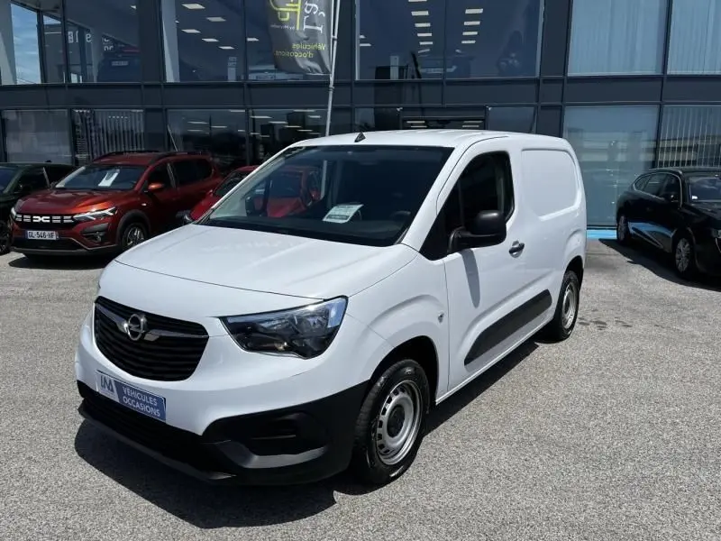 Vue 3/4 avant d’un utilitaire Opel Combo Cargo blanc 2024 avec calandre noire et protections latérales noires.